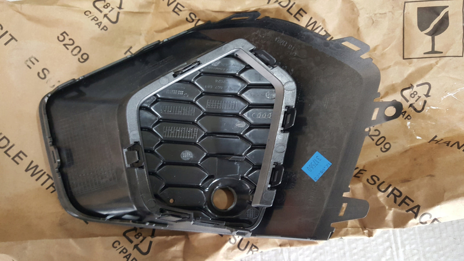 Kratka zderzaka lewy przód AUDI A3 S-LINE 8Y0807681 NOWA oryginał