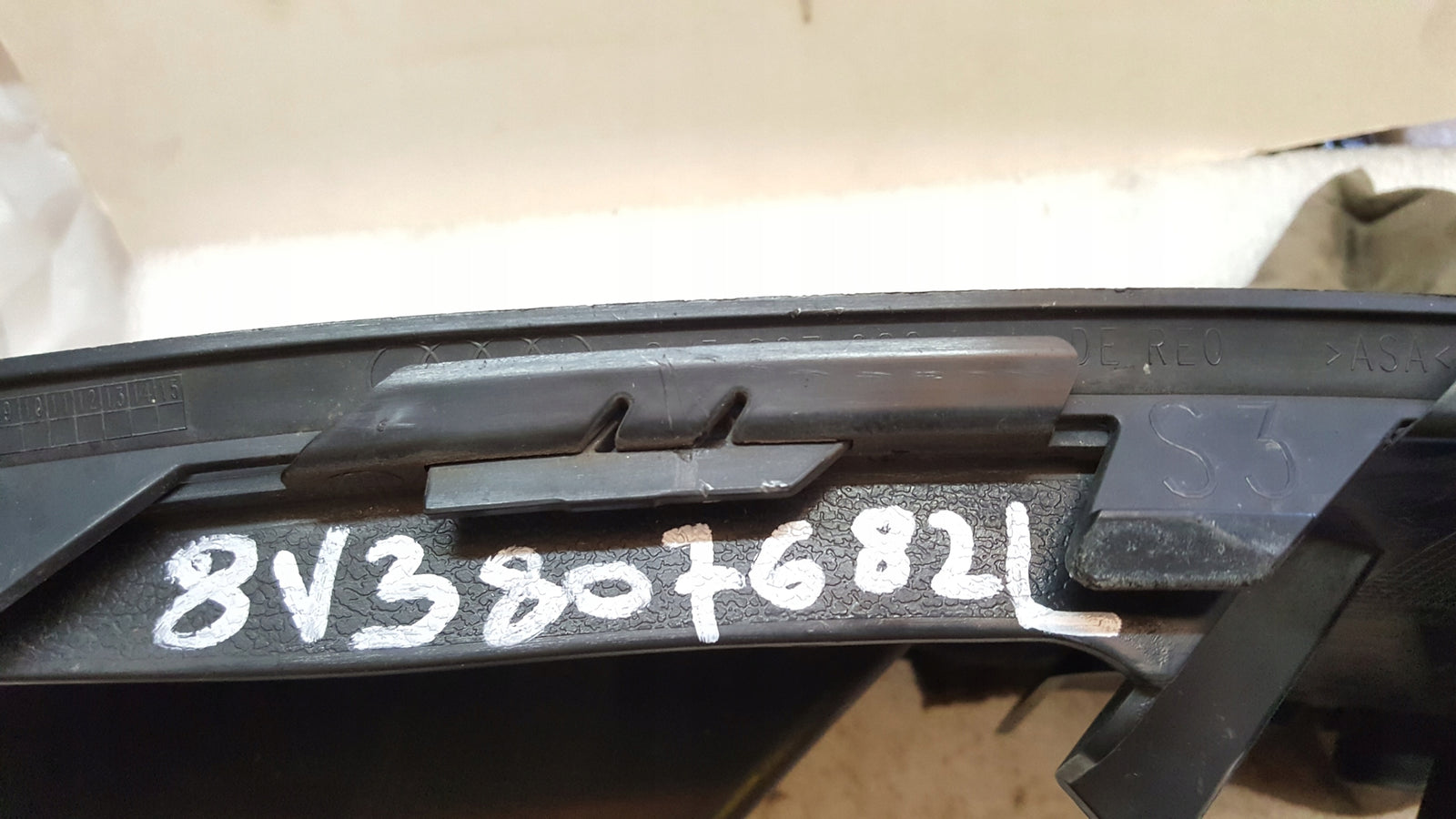Kratka zderzaka prawy przód AUDI A3 S3 8V3807682L demontaż