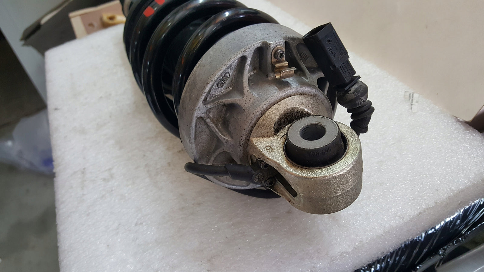 Amortyzator lewy przód AUDI R8 420412019AK demontaż