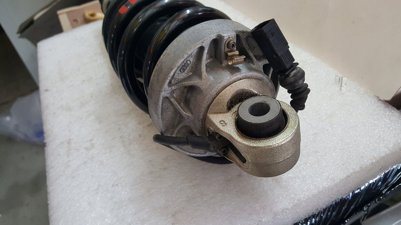 Amortyzator lewy przód AUDI R8 420412019AK demontaż