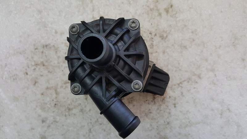 Dodatkowa pompa obiegu wody VW AUDI 4N0965567 demontaż