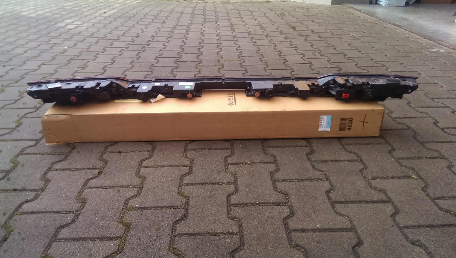 Lampa LED w klapę Audi E-TRON 4KE945095B IDEAŁ