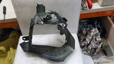 Wspornik mocowanie błotnika prawy przód VW TOUAREG 760821138 demontaż