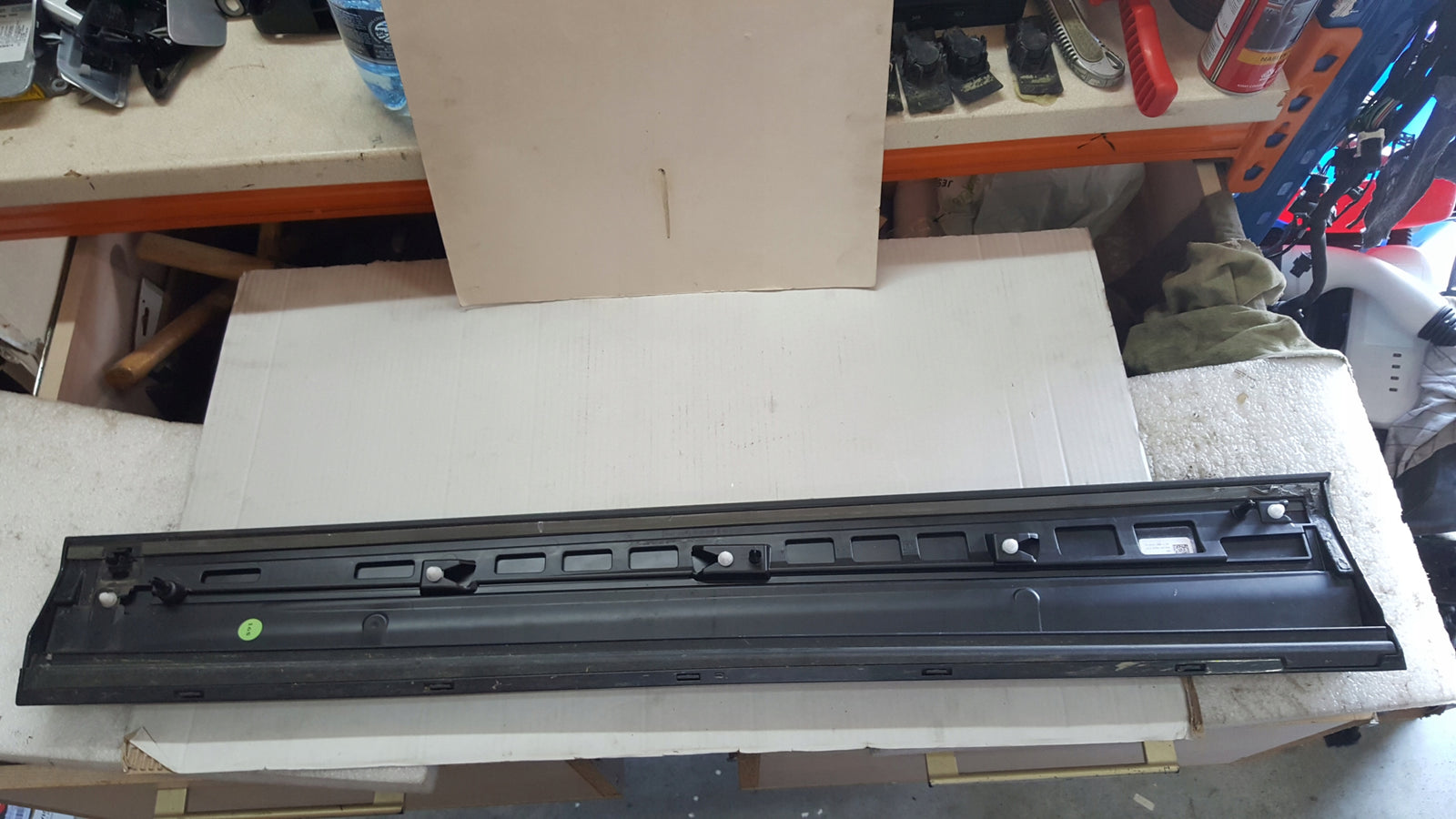 Listwa drzwi prawy przód AUDI Q2 81A853960B demontaż