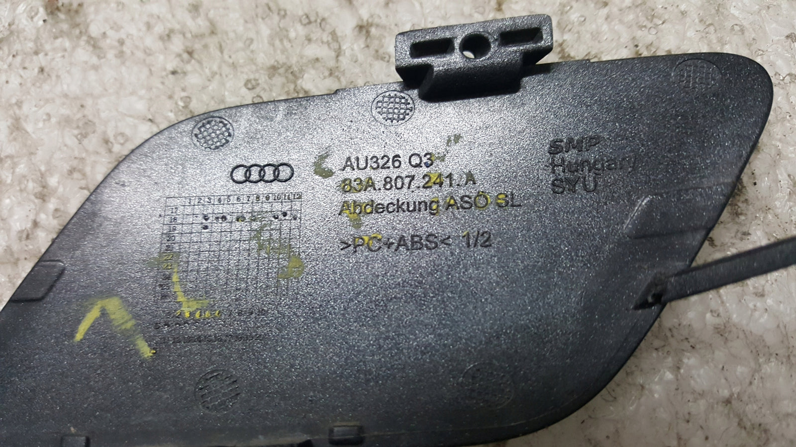 Audi Q3 F3 Zaślepka haka holowniczego przód 83A807241A