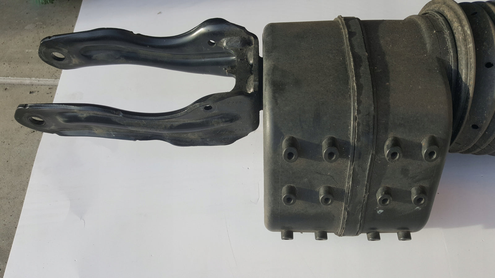 Amortyzator prawy przód PORSCHE TAYCAN 9J1616038E demontaż