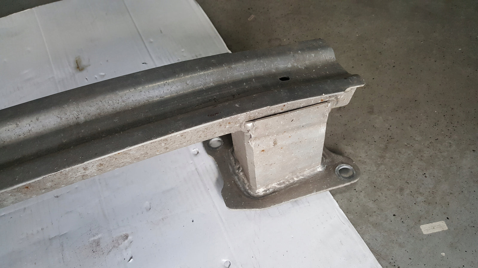Belka zderzaka tył AUDI A4 B9 8W0807309 demontaż