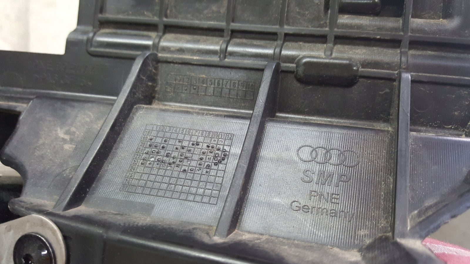 Prawa końcówka wydechu + uchwyt AUDI A4 (B9) 8W0253826Q 8W0807348G demontaż