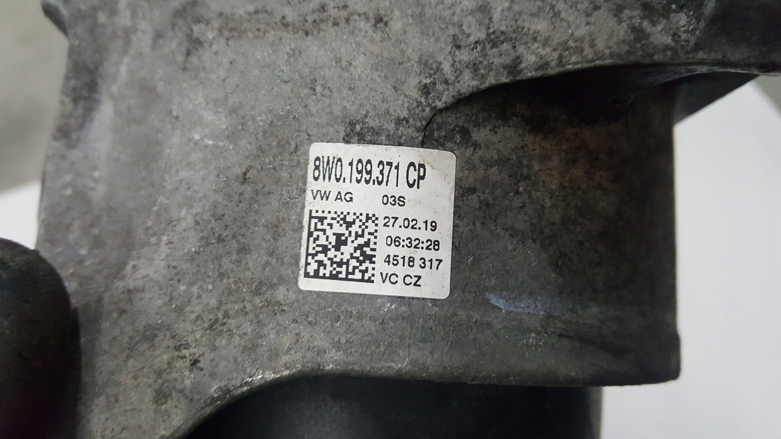 Poduszka silnika lewa AUDI A4 B9 A5 8W0199371CP