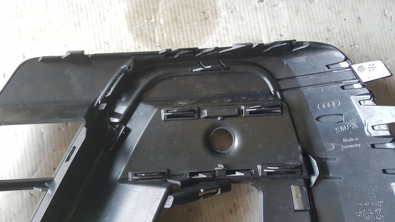 Kratka zderzaka przedniego prawa strona AUDI A8 (D5) 4N0807682 demontaż