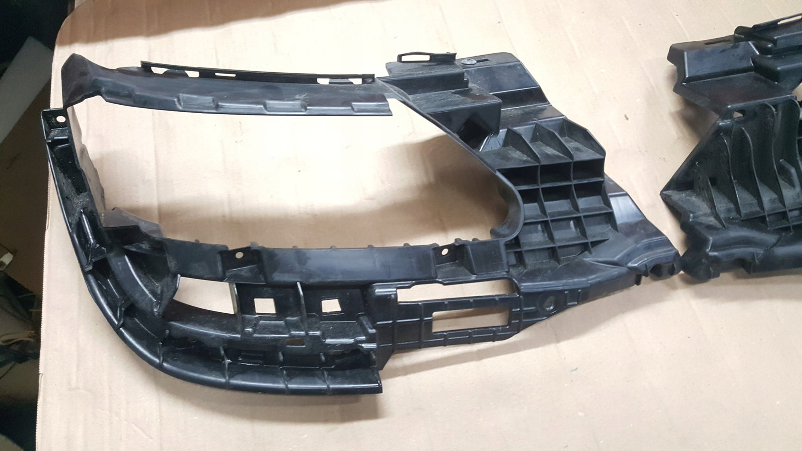 MOCOWANIE WYDECHU Komplet Audi A4 S4 B9 8W0807347D 8W0807348D