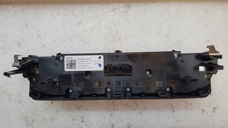 Panel klimatyzacji AUDI A3 8Y0820043A demontaż