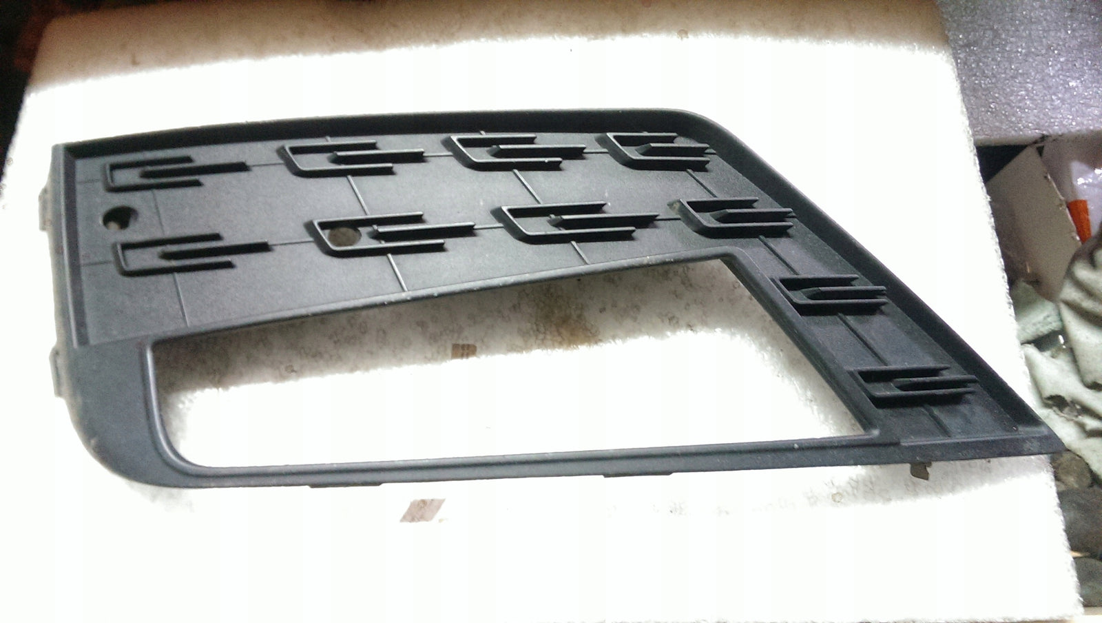 Atrapa ramka halogenu lewa SEAT LEON 5F0853665G