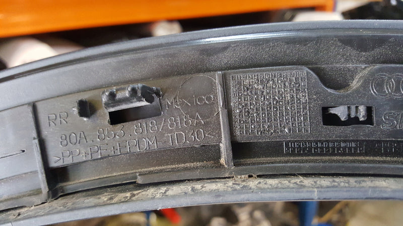 Listwa błotnika prawy tył AUDI Q5 80A853818A demontaż