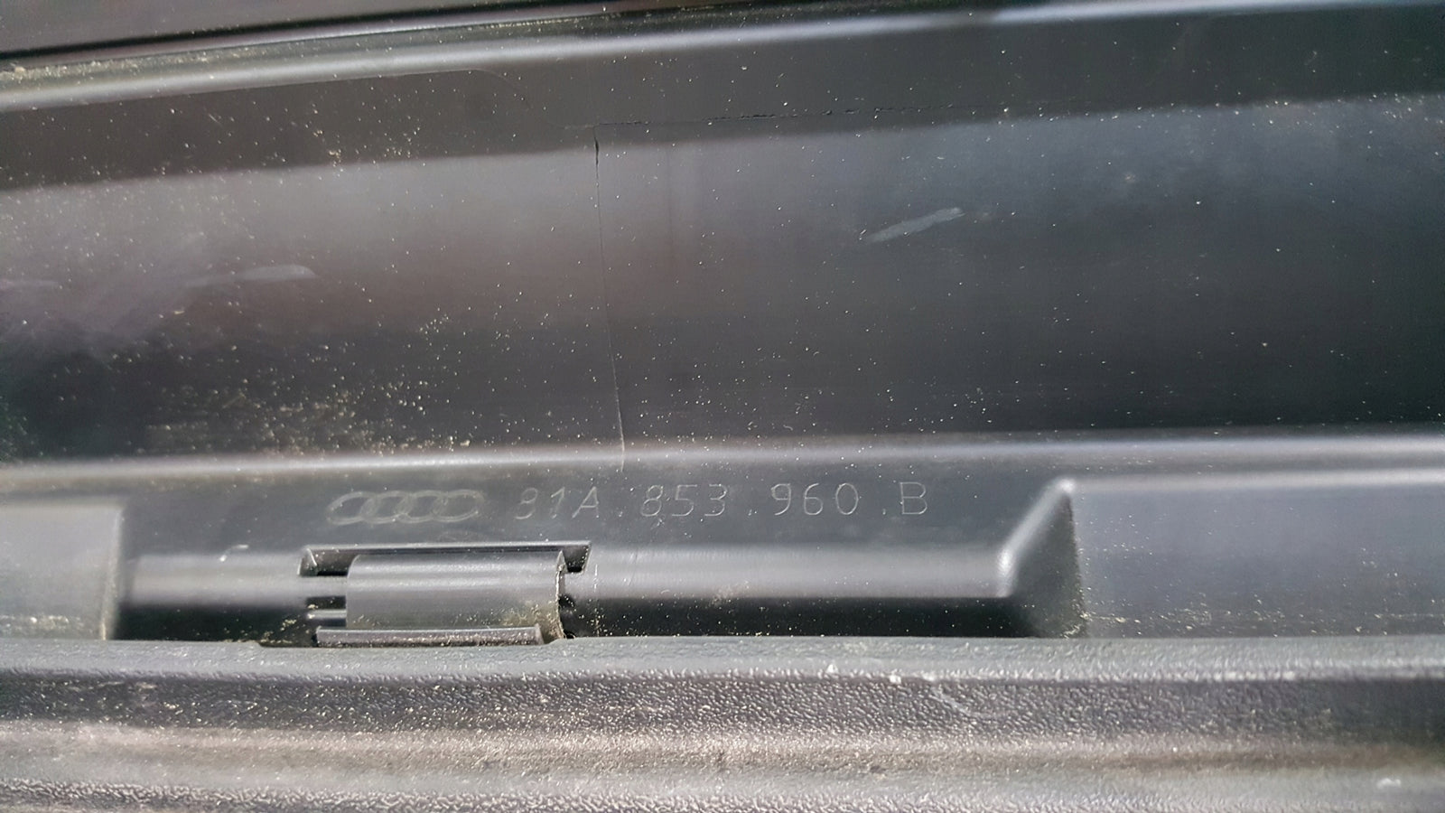 Listwa drzwi prawy przód AUDI Q2 81A853960B demontaż