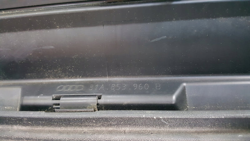 Listwa drzwi prawy przód AUDI Q2 81A853960B demontaż