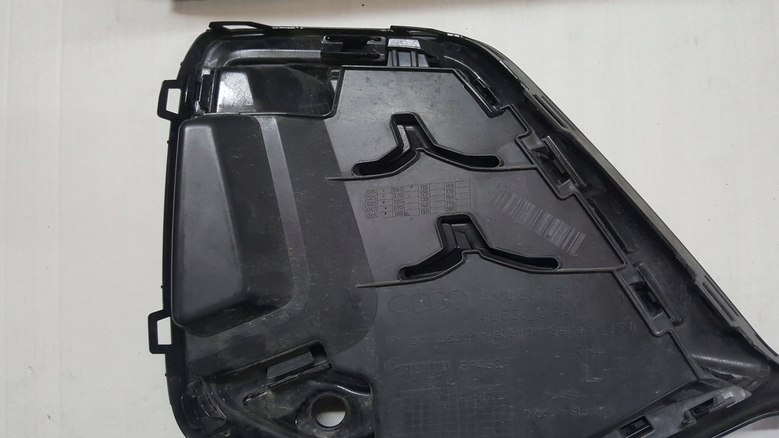 Kratka zderzaka lewy przód AUDI Q7 4M0807681AP demontaż
