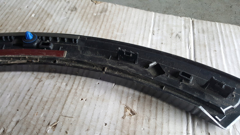 Listwa błotnika prawy tył AUDI Q2 81A853818A