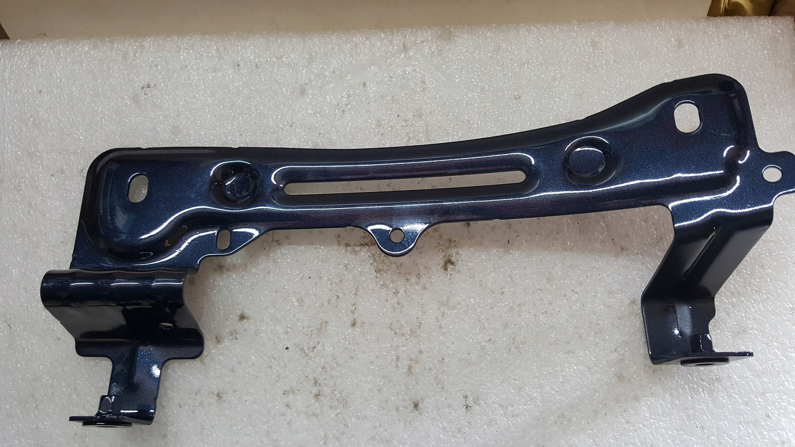 NOWY ORYGINALNY wspornik błotnika prawy przód VW TOUAREG 760821432