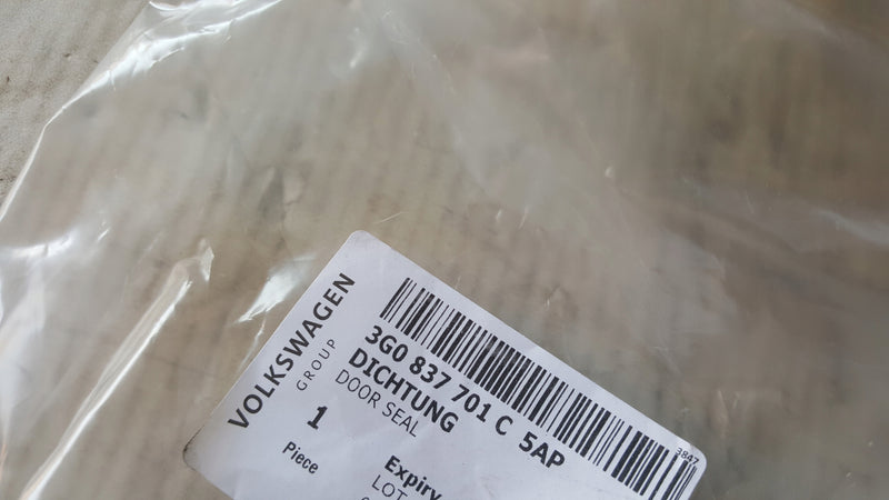 NOWA ORYGINALNA uszczelka drzwi lewy przód VW PASSAT B8 3G0837701C