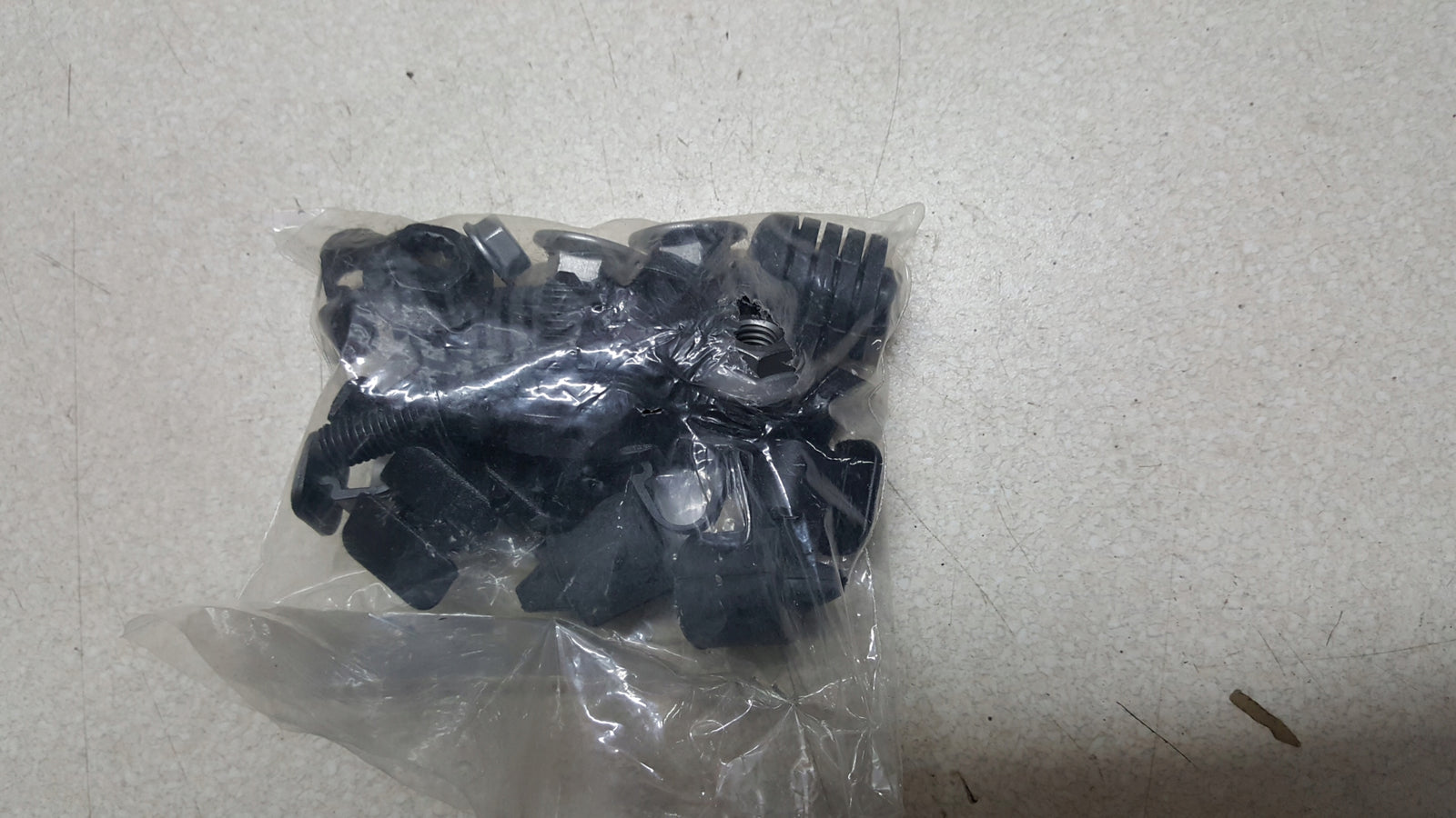 ODBOJE ZESTAW UZBROJENIA MASKI VW T-ROC 2GA898615A OE