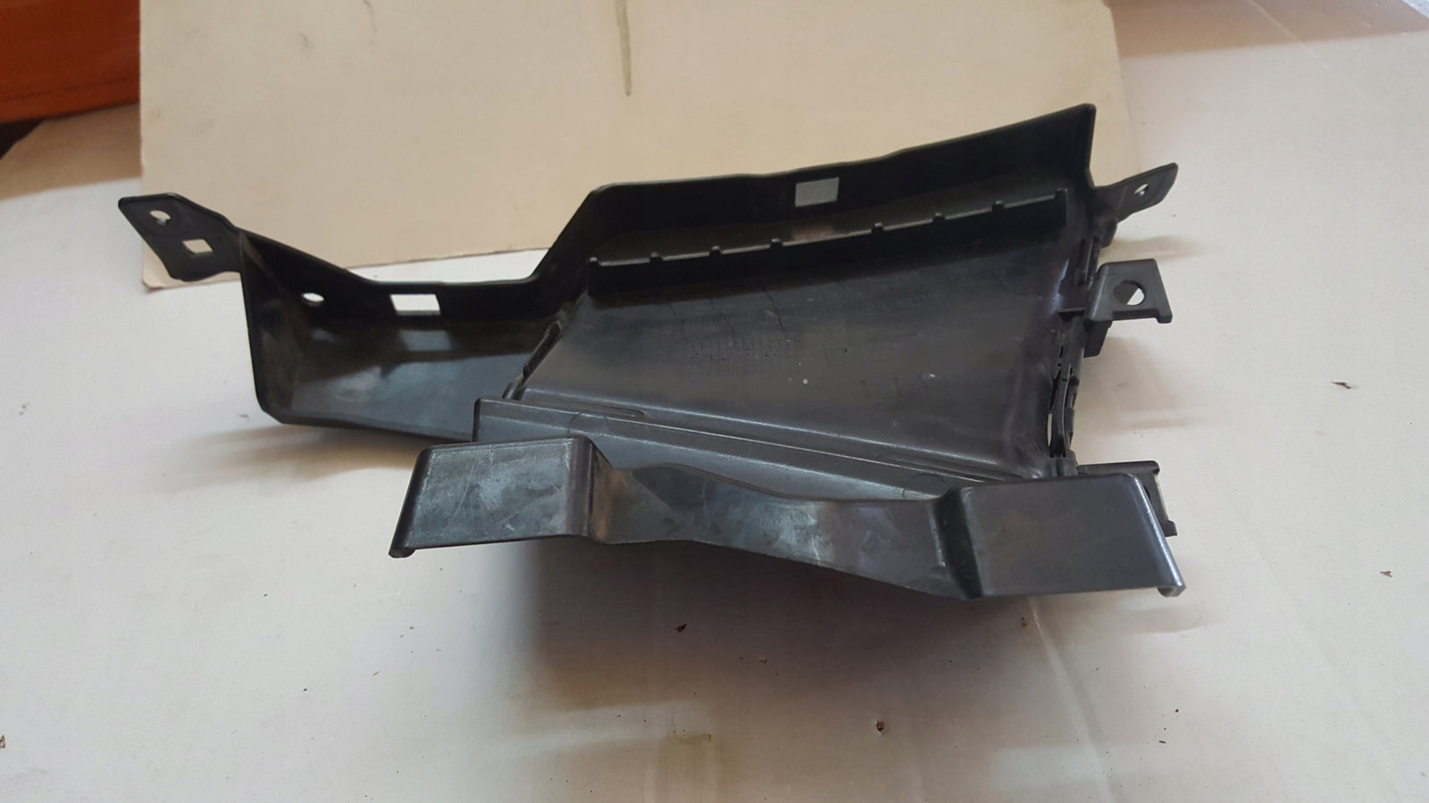 Kierownica powietrza lewy przód AUDI A6 (C8) 4K0121763 4K0121763A demontaż