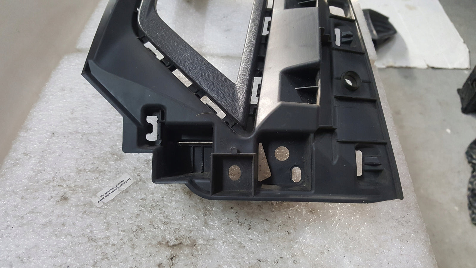 Kratka ramka halogenu lewa VW POLO 2G0853665G demontaż