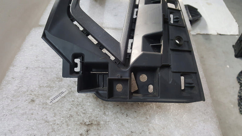 Kratka ramka halogenu lewa VW POLO 2G0853665G demontaż