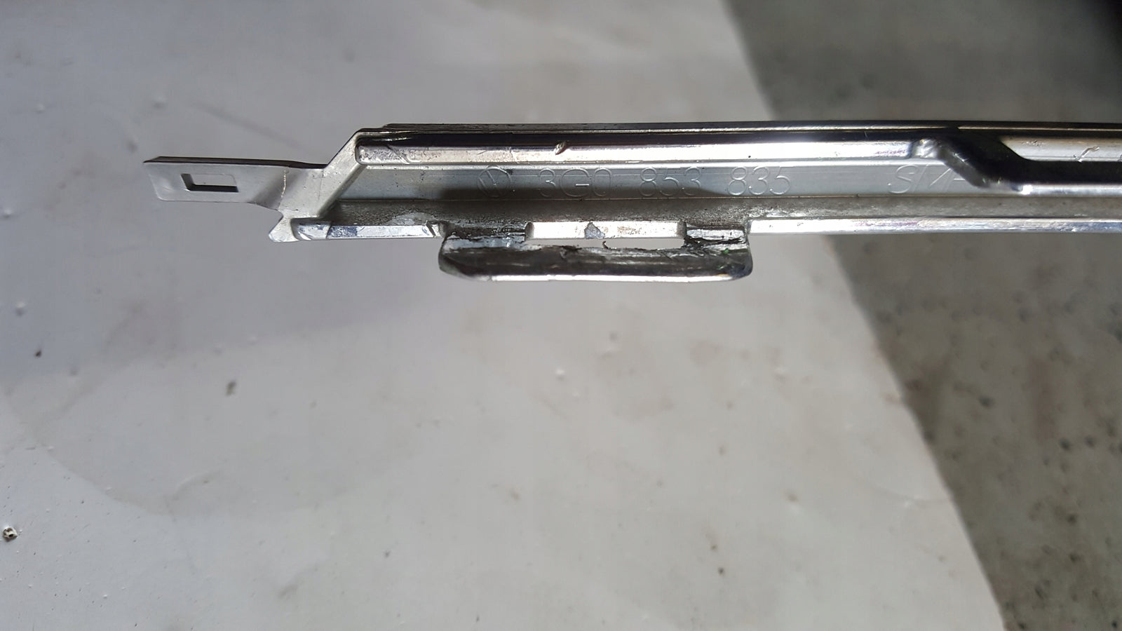 Listwa chrom zderzaka tylnego VW PASSAT (B8) 3G0853835 demontaż