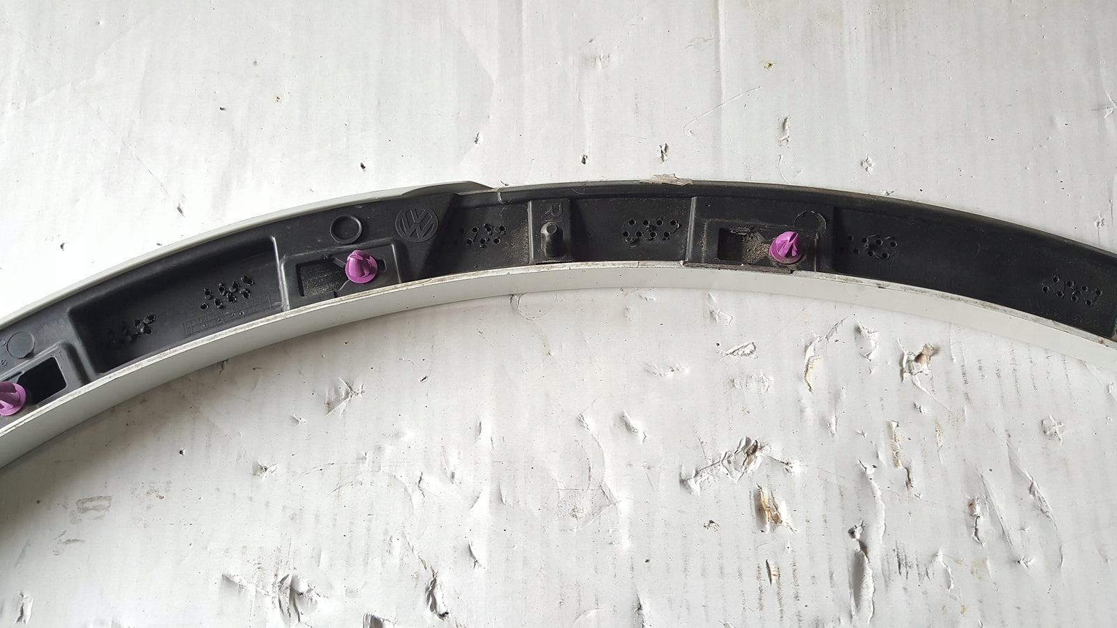Listwa błotnika prawy tył VW TOUAREG 3 760853818C