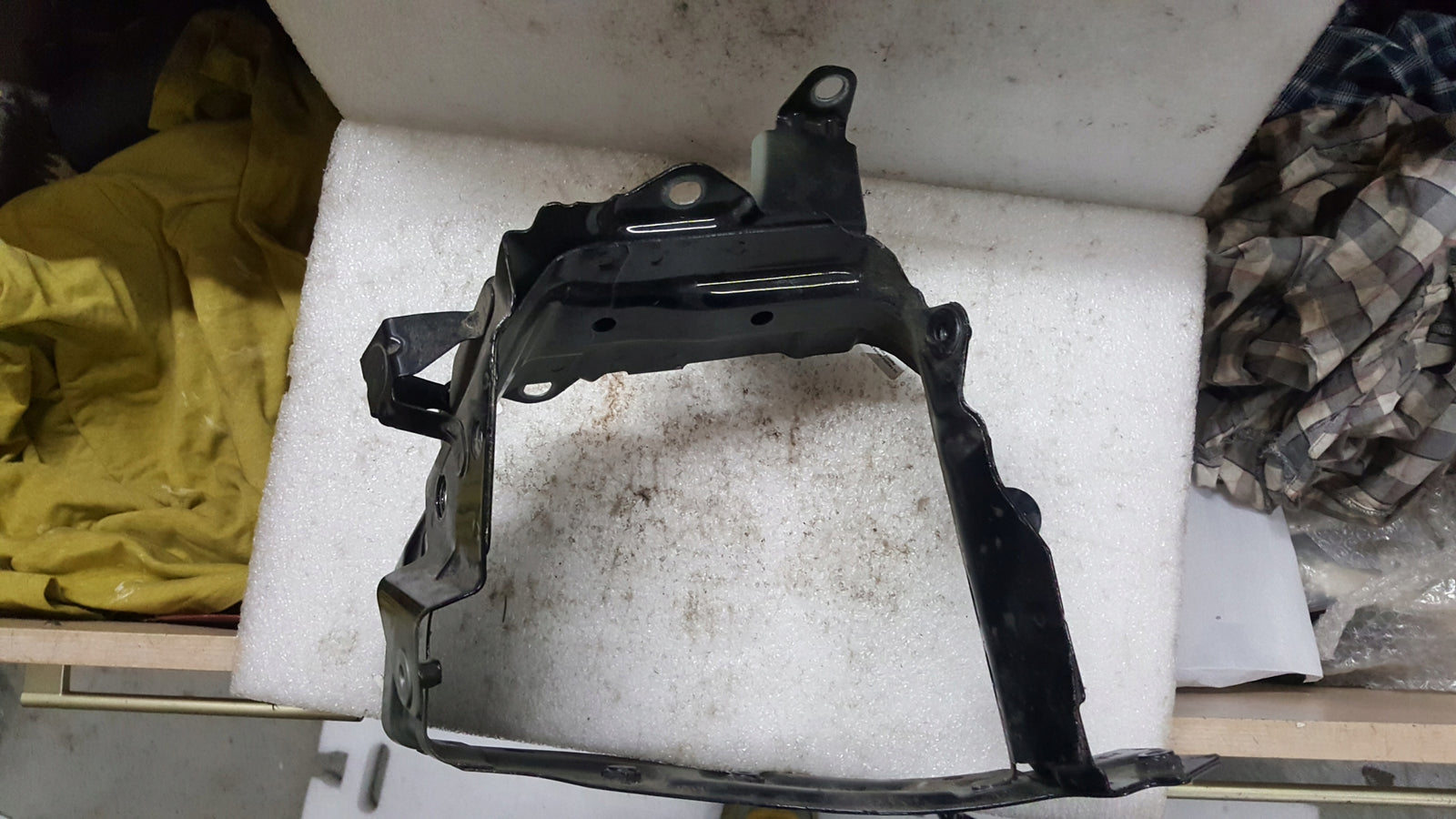Wspornik mocowanie błotnika prawy przód VW TOUAREG 760821138 demontaż
