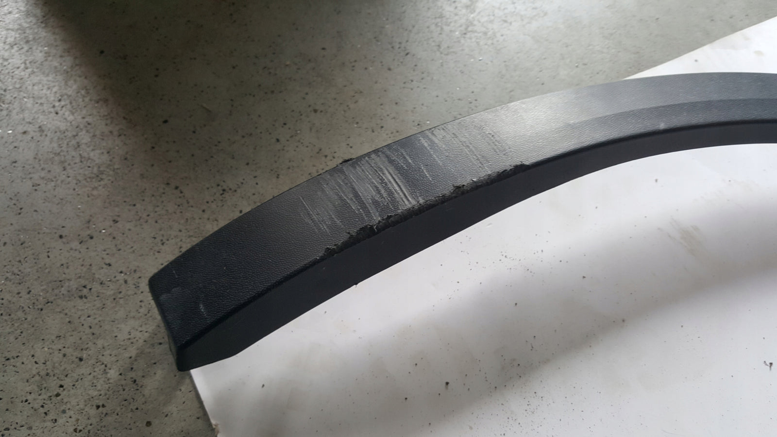 Listwa błotnika lewy przód VW TOUAREG 3 760853717 demontaż