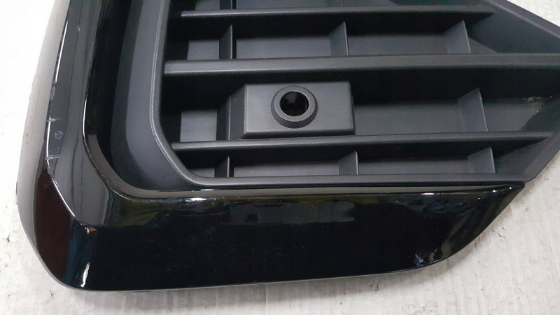 Kratka zderzaka prawy przód- VW TOUAREG III R-LINE 760853664A