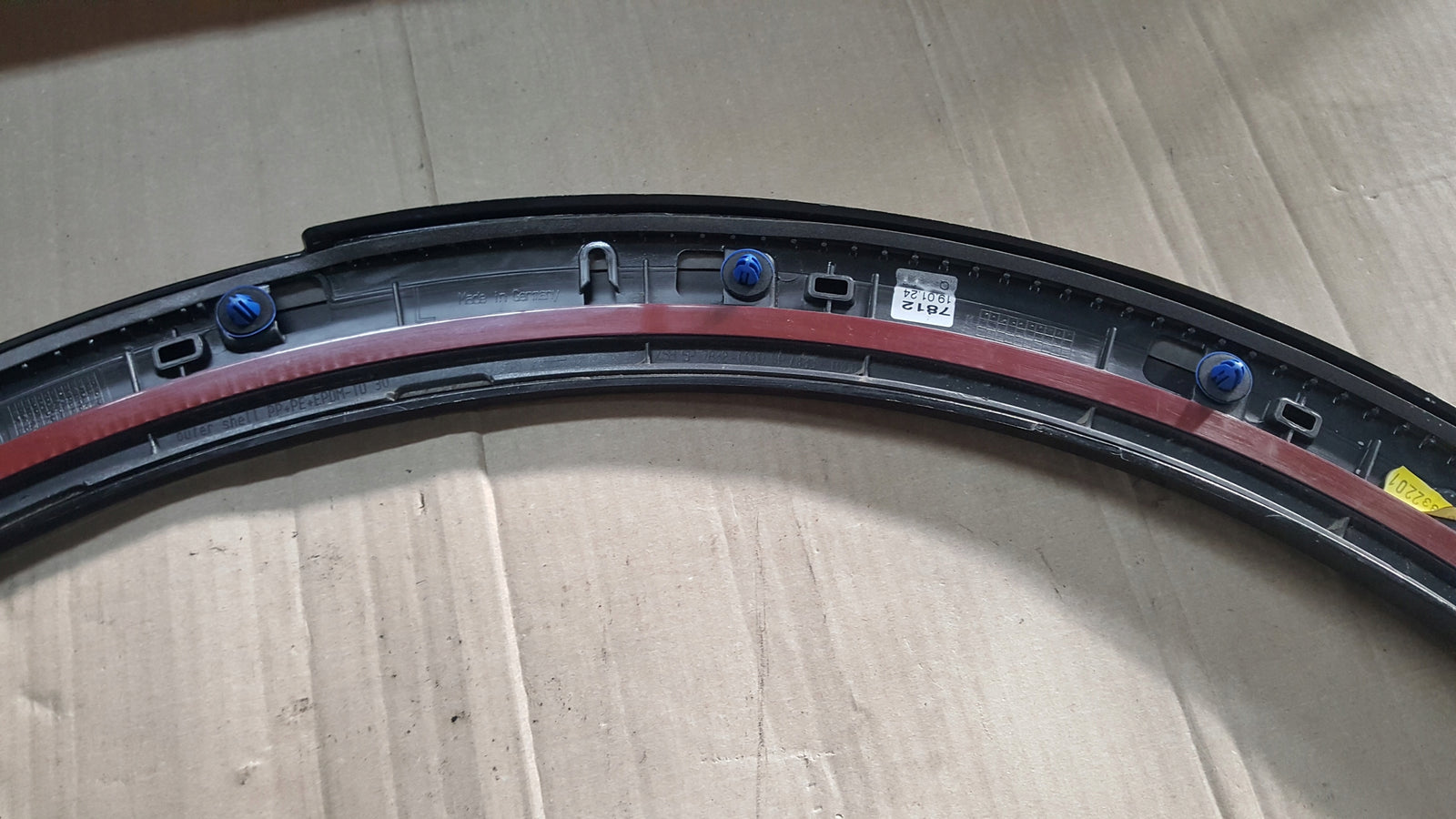 Listwa błotnika lewy tył AUDI Q2 81A853817A