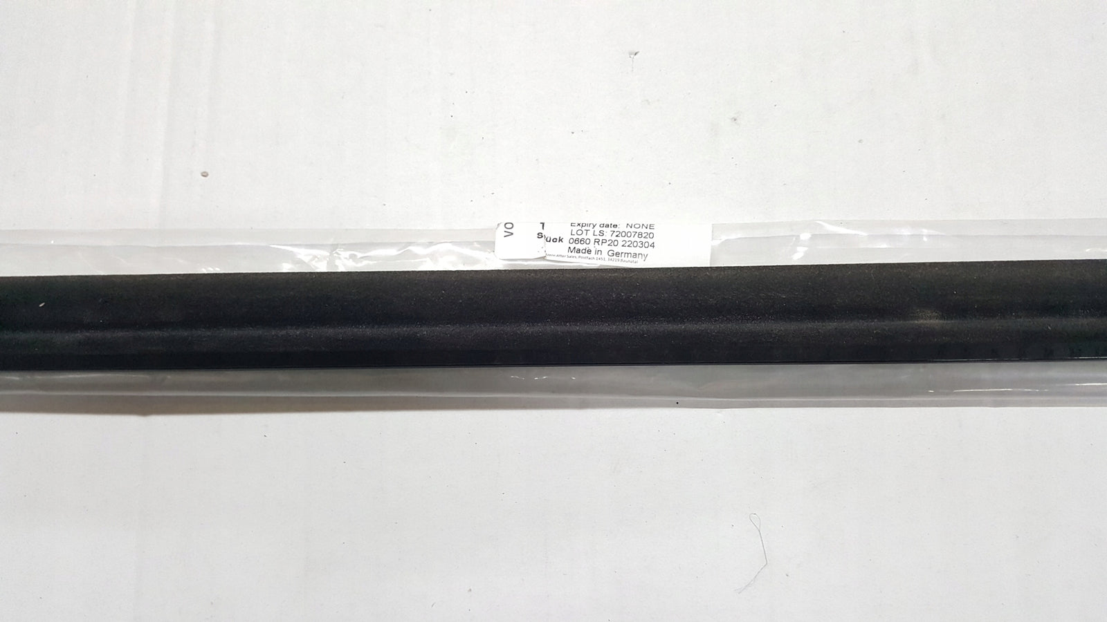 Listwa zgarniająca prawy przód AUDI A4 (B9) RS4 8W0853284D demontaż