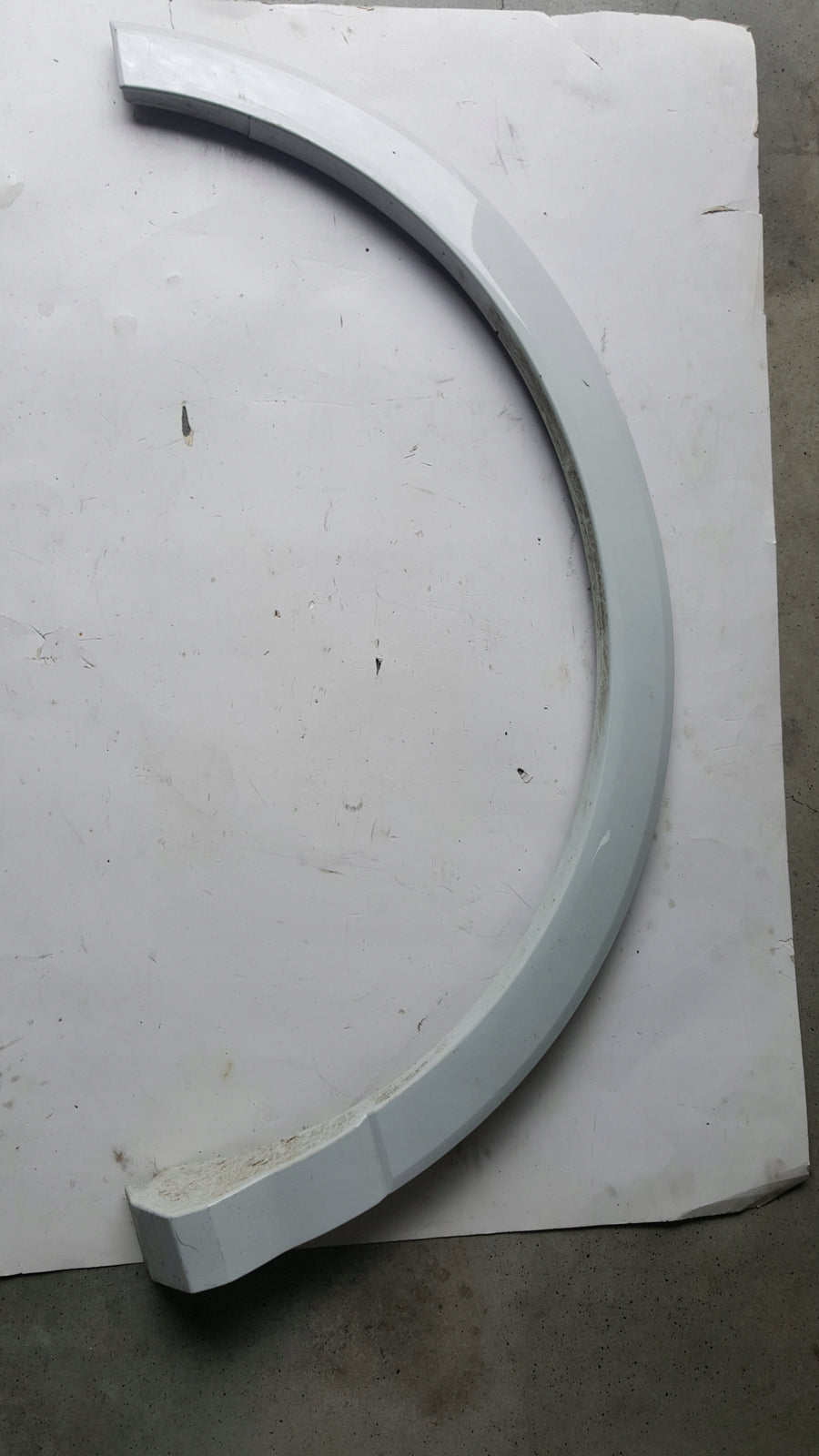 Listwa błotnika prawy tył AUDI Q3 83A853818B demontaż