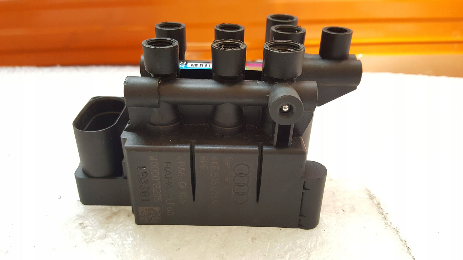 Rozdzielacz pneumatyki AUDI E-TRON 4KE616013A