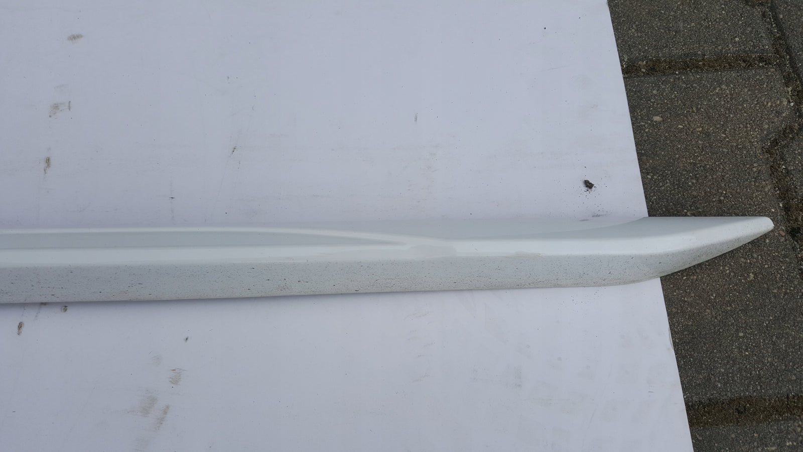 Listwa progowa prawa strona AUDI A4 (B9) 8W0853932A demontaż