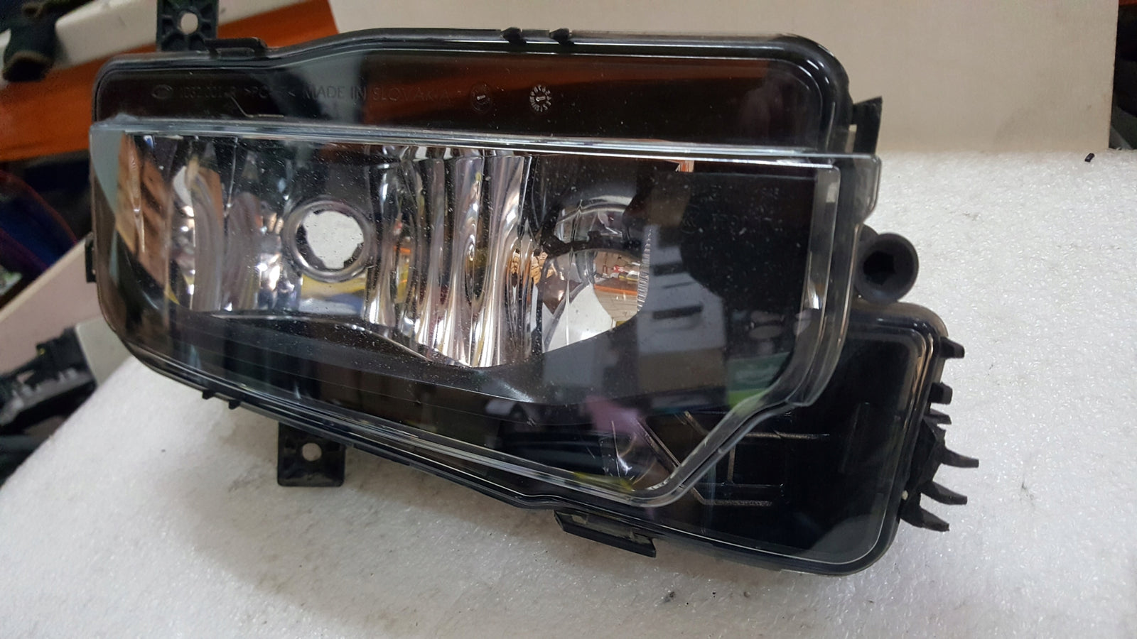 Prawy halogen VW T6 7E0941662A demontaż