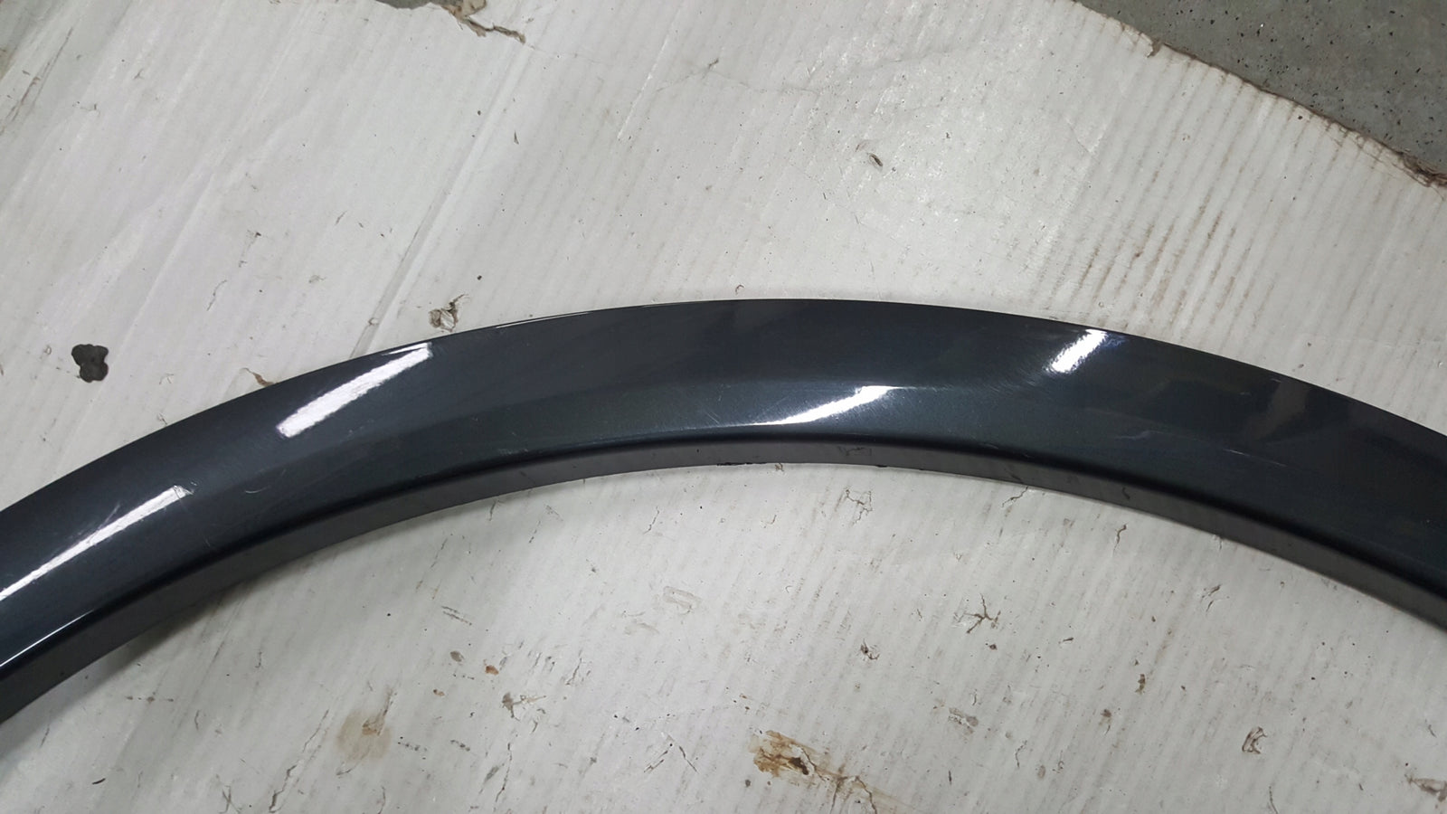Listwa błotnika prawy tył AUDI Q5 80A853818B demontaż