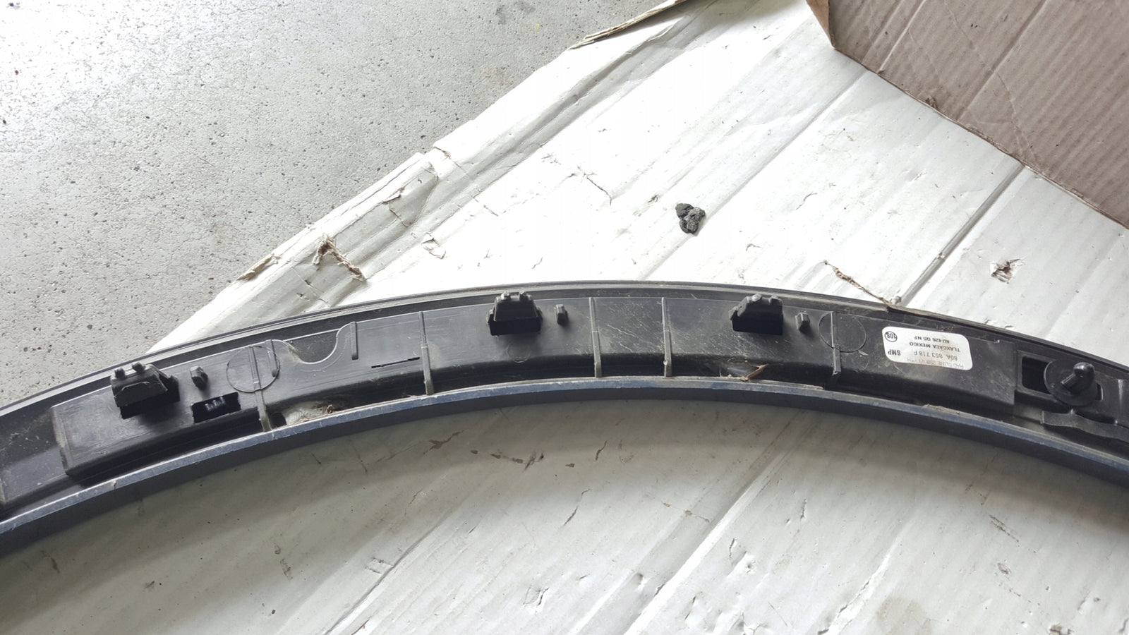Listwa błotnika prawy przód AUDI Q5 80A853718F demontaż