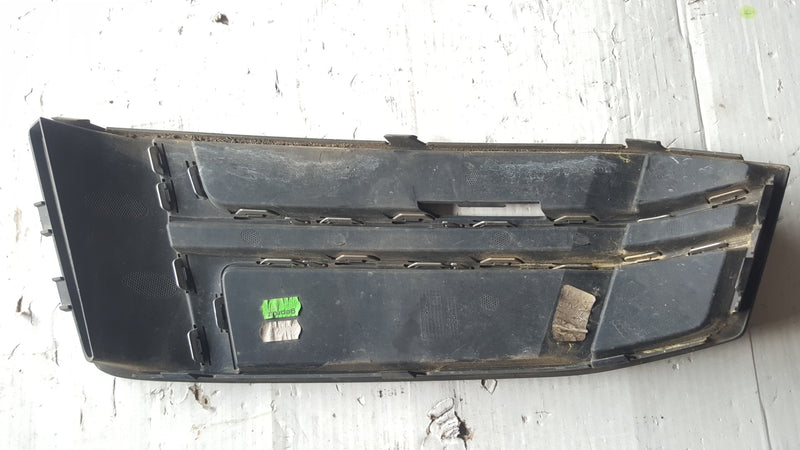 Kratka zderzaka przedniego prawa strona AUDI A4 (B9) 8W0807682F demontaż