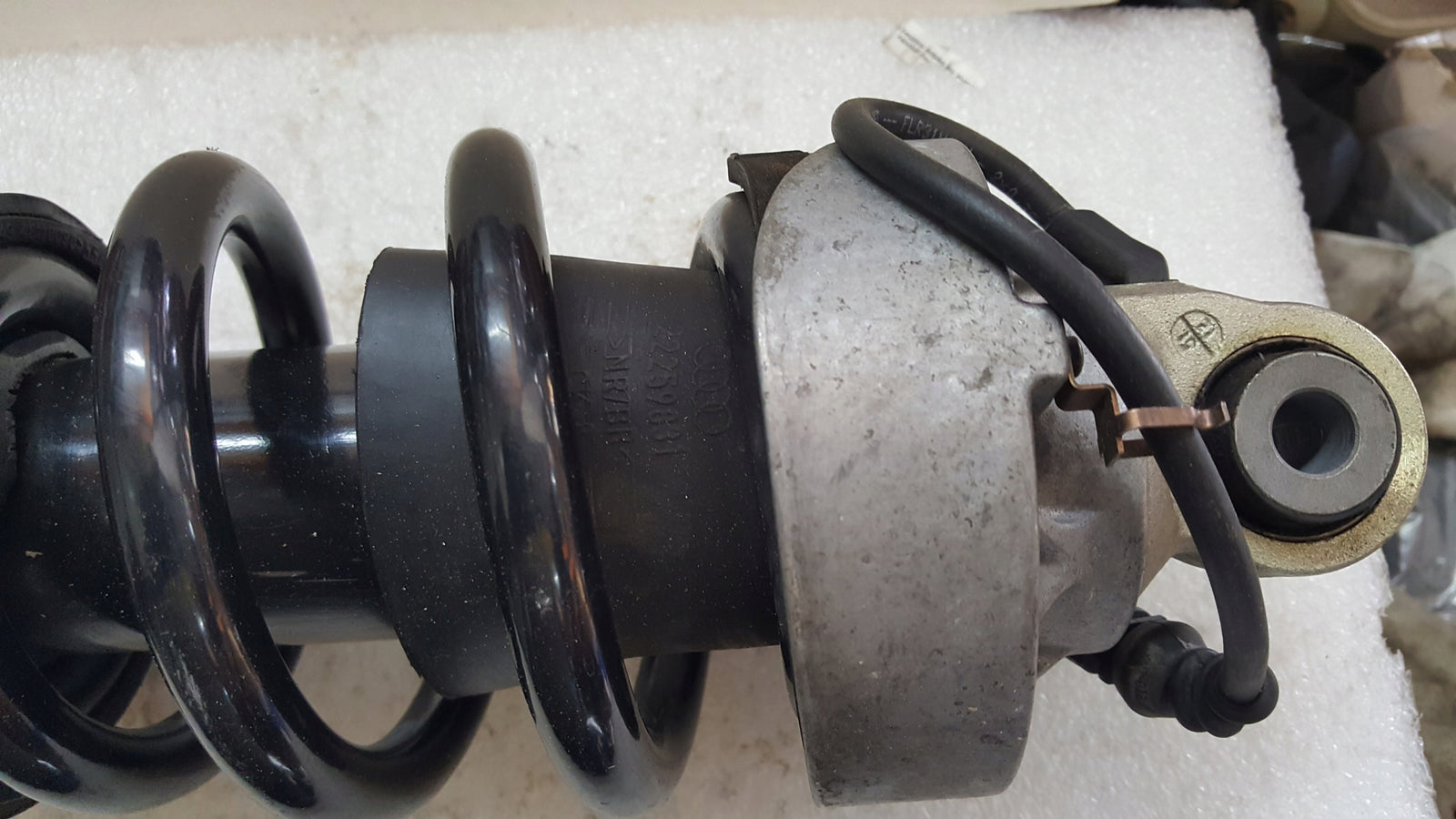 Amortyzator lewy przód AUDI R8 420412019AK demontaż