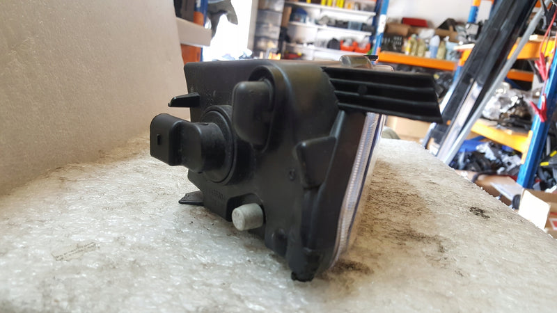 Prawy halogen VW PASSAT B8 3G0941662K demontaż
