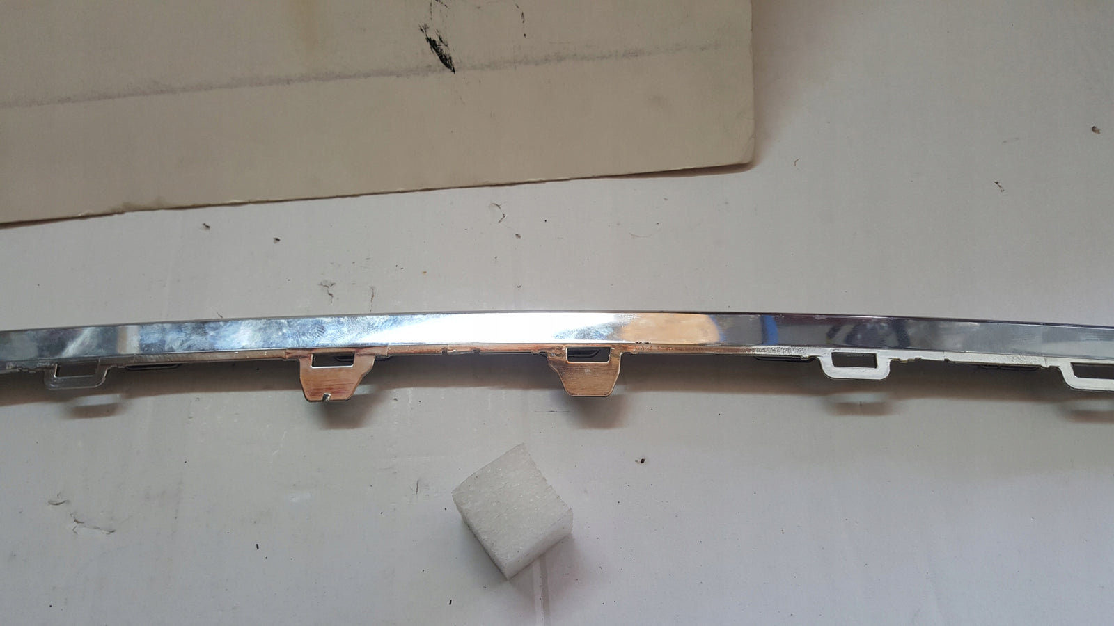Listwa chrom zderzaka tylnego VW TOURAN 5TA853146 demontaż