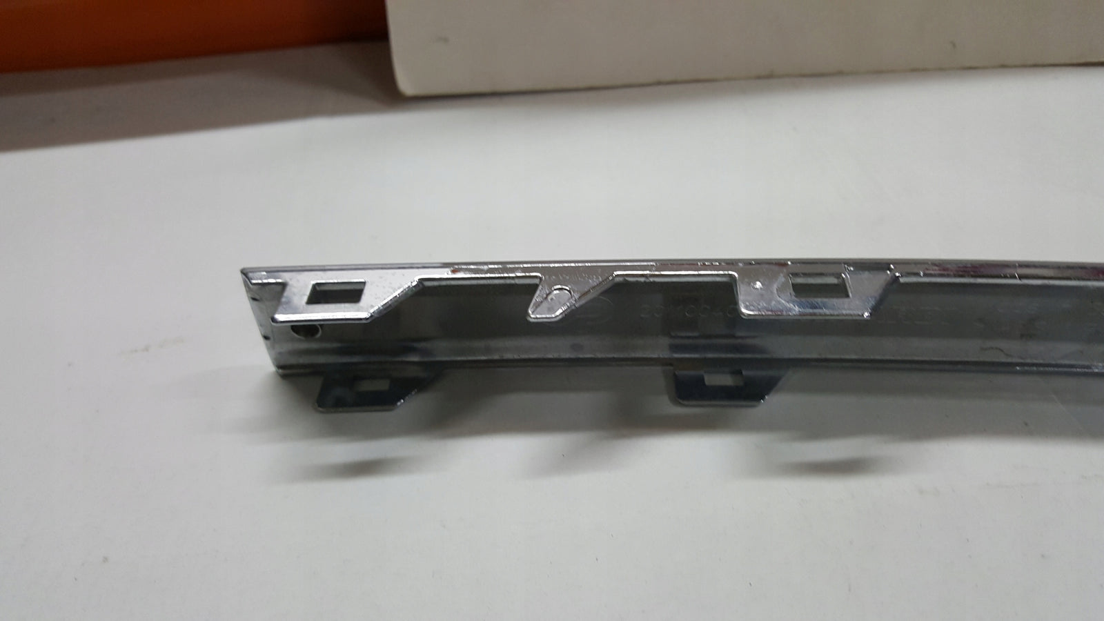 Listwa chrom zderzaka przedniego lewa strona VW TOUAREG 7P6853253 demontaż