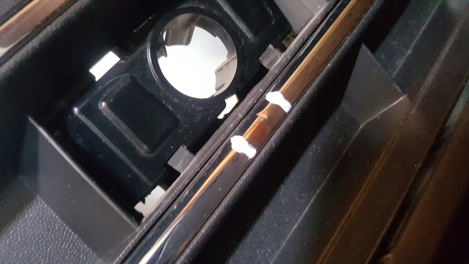 Kratka zderzaka prawy przód VW TOUAREG III 760853666C demontaż
