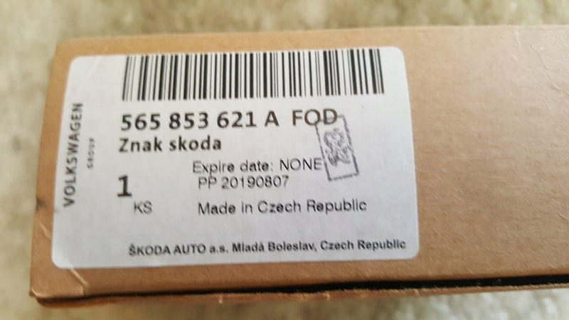 Emblemat logo chrom SKODA KODIAQ KAROQ 565853621A