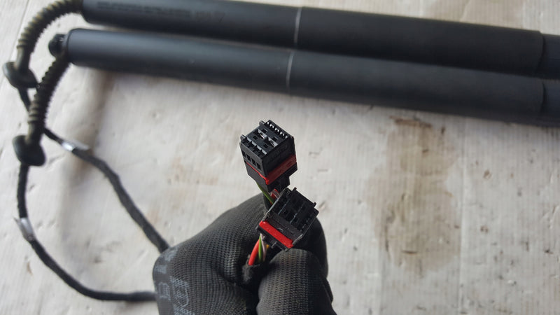 Siłownik klapy bagażnika AUDI A5 RS5 8W8827851A demontaż oryginał