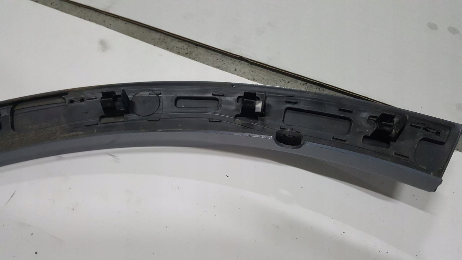 Listwa błotnika prawy tył AUDI Q4 E-TRON 89A853818E demontaż